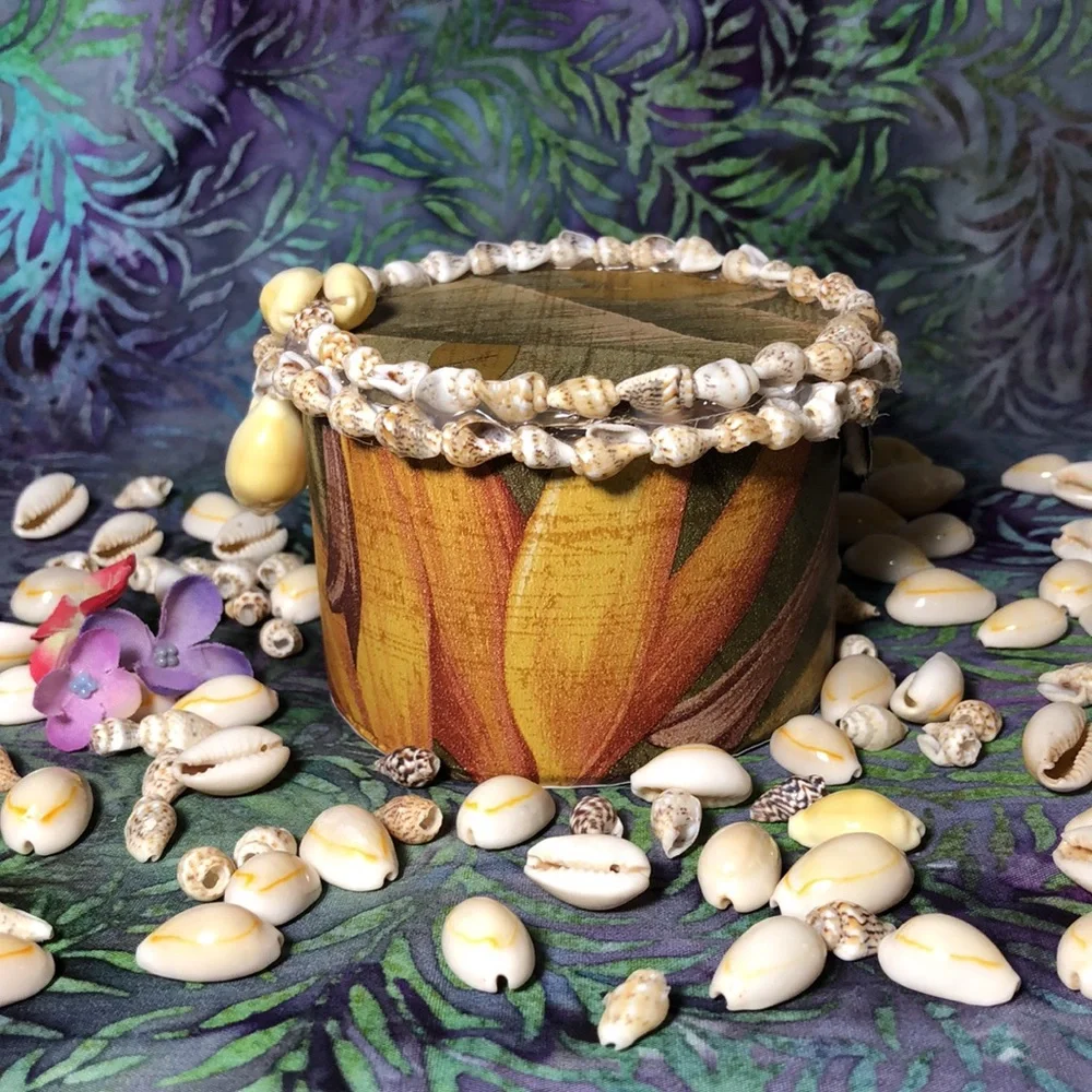 MANGO TREE STUDIOS Round Lidded Seashell Felt Lined Trinket Box Unique New